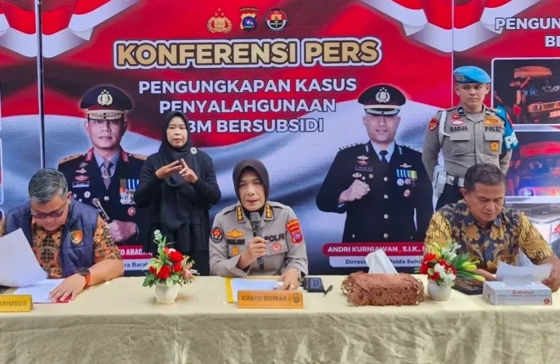 Konferensi pers pengungkapan kasus dugaan penyalahgunaan BBM bersubsidi jenis Bio Solar di Mapolda Sumbar, Jumat (7/8/2026). (Foto: Polda Sumbar)