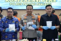 Polres Padang Panjang menggelar konferensi pers pengungkapan kasus sabu di Aula Tathya Dharaka Polres Padang Panjang, Kamis (27/8/2026). (Foto: Polda Padang Panjang)