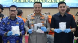 Polres Padang Panjang menggelar konferensi pers pengungkapan kasus sabu di Aula Tathya Dharaka Polres Padang Panjang, Kamis (27/8/2026). (Foto: Polda Padang Panjang)