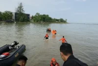 Tim SAR Gabungan mengevakuasi jasad Zahir yang hanyut di Sungai Batang Kuranji, Minggu (16/8/2026). (Foto: Dok. Kantor SAR Kelas A Padang)