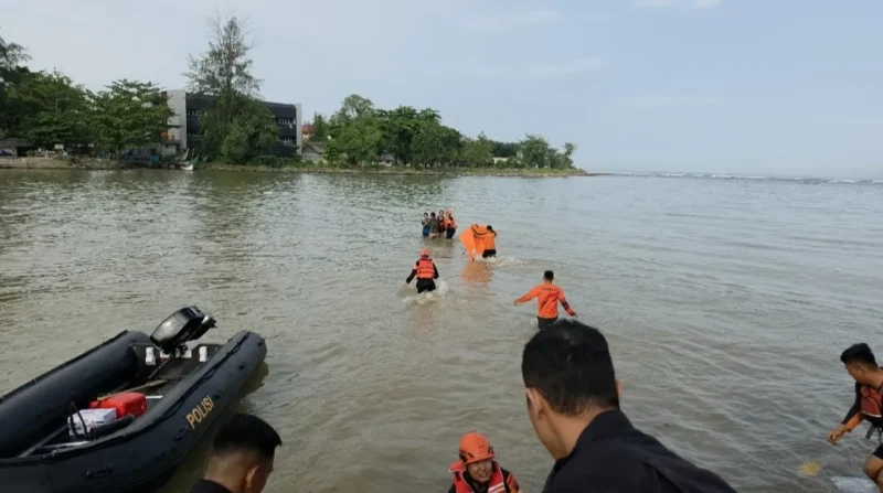 Tim SAR Gabungan mengevakuasi jasad Zahir yang hanyut di Sungai Batang Kuranji, Minggu (16/8/2026). (Foto: Dok. Kantor SAR Kelas A Padang)
