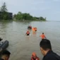 Tim SAR Gabungan mengevakuasi jasad Zahir yang hanyut di Sungai Batang Kuranji, Minggu (16/8/2026). (Foto: Dok. Kantor SAR Kelas A Padang)
