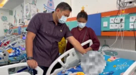 Kepala BGN Sudaryono saat mengunjungi korban insiden keamanan pangan MBG di Rumah Sakit Haji Medan, Minggu (16/8). (Foto: Biro Hukum dan Humas BGN)