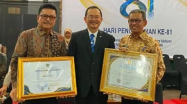 Asisten Pemerintahan dan Kesra Setda Kota Padang, Tarmizi Ismail saat menerima penghargaan mewakili Wali Kota dan Wakil Wali Kota Padang. (Foto: Pemko Padang)