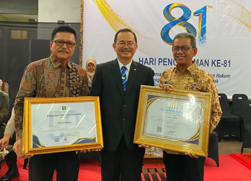 Asisten Pemerintahan dan Kesra Setda Kota Padang, Tarmizi Ismail saat menerima penghargaan mewakili Wali Kota dan Wakil Wali Kota Padang. (Foto: Pemko Padang)