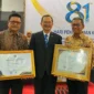 Asisten Pemerintahan dan Kesra Setda Kota Padang, Tarmizi Ismail saat menerima penghargaan mewakili Wali Kota dan Wakil Wali Kota Padang. (Foto: Pemko Padang)