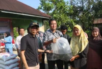 Penyaluran 101.000 benih ikan lele kepada masyarakat terdampak bencana hidrometeorologi di Kelurahan Koto Panjang Ikur Koto, Sabtu (1/8/2026). (Foto: Pemko Padang)