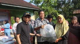 Penyaluran 101.000 benih ikan lele kepada masyarakat terdampak bencana hidrometeorologi di Kelurahan Koto Panjang Ikur Koto, Sabtu (1/8/2026). (Foto: Pemko Padang)