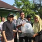 Penyaluran 101.000 benih ikan lele kepada masyarakat terdampak bencana hidrometeorologi di Kelurahan Koto Panjang Ikur Koto, Sabtu (1/8/2026). (Foto: Pemko Padang)
