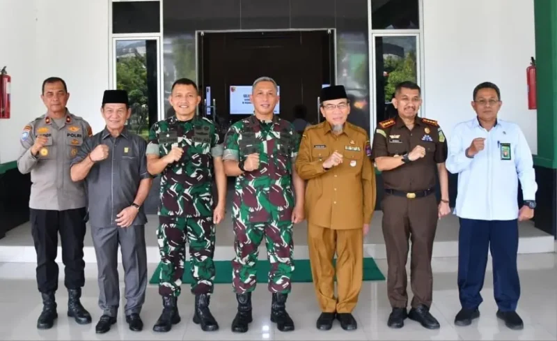 Wakil Wali Kota Padang, Maigus Nasir menyambut Dandim 0312/Padang yang baru, Letkol Inf Faiq Fahmi di Makodim 0312/Padang, Senin (31/8/2026). (Foto: Pemko Padang)