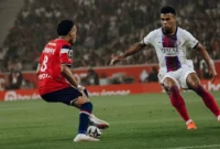 Pemain Lille dan PSG berebut bola dalam pertandingan pekan kedua Ligue 1 di Decathlon Arena-Stade Pierre-Mauroy, Sabtu (29/8/2026) dini hari WIB. (Foto: IG @losclive) 