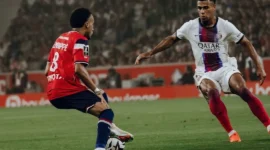 Pemain Lille dan PSG berebut bola dalam pertandingan pekan kedua Ligue 1 di Decathlon Arena-Stade Pierre-Mauroy, Sabtu (29/8/2026) dini hari WIB. (Foto: IG @losclive) 