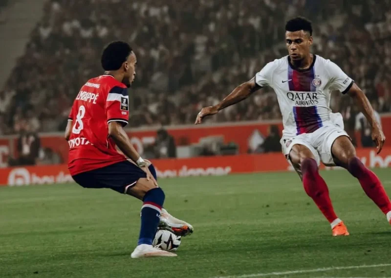 Pemain Lille dan PSG berebut bola dalam pertandingan pekan kedua Ligue 1 di Decathlon Arena-Stade Pierre-Mauroy, Sabtu (29/8/2026) dini hari WIB. (Foto: IG @losclive) 