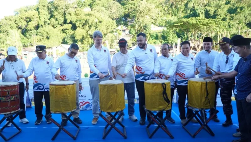 Pembukaan Lomba Selaju Sampan dalam rangka HJK Padang ke-357 di Batang Palinggan, Jumat (7/8/2026). (Foto: Pemko Padang)