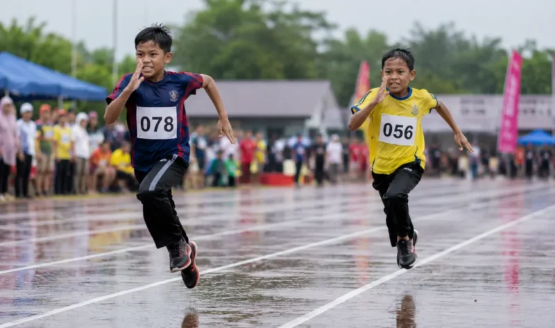 Ilustrasi anak mengikuti lomba lari. (Foto: AI Generate)
