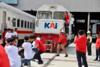 PT KAI Divre II Sumbar menggelar lomba tarik lokomotif 42 ton dalam perayaan HUT ke-81 RI. (Foto: PT KAI Divre II Sumbar)