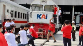 PT KAI Divre II Sumbar menggelar lomba tarik lokomotif 42 ton dalam perayaan HUT ke-81 RI. (Foto: PT KAI Divre II Sumbar)