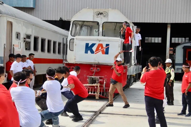 PT KAI Divre II Sumbar menggelar lomba tarik lokomotif 42 ton dalam perayaan HUT ke-81 RI. (Foto: PT KAI Divre II Sumbar)