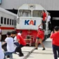 PT KAI Divre II Sumbar menggelar lomba tarik lokomotif 42 ton dalam perayaan HUT ke-81 RI. (Foto: PT KAI Divre II Sumbar)
