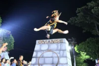 Atraksi lompat batu Nias menjadi salah satu pertunjukan budaya dalam Padang Harmoni Festival 2026. (Foto: Pemko Padang)