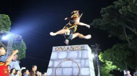 Atraksi lompat batu Nias menjadi salah satu pertunjukan budaya dalam Padang Harmoni Festival 2026. (Foto: Pemko Padang)