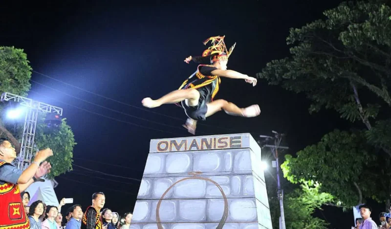 Atraksi lompat batu Nias menjadi salah satu pertunjukan budaya dalam Padang Harmoni Festival 2026. (Foto: Pemko Padang)