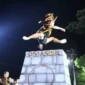 Atraksi lompat batu Nias menjadi salah satu pertunjukan budaya dalam Padang Harmoni Festival 2026. (Foto: Pemko Padang)
