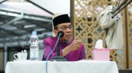 Wakil Wali Kota Padang Maigus Nasir saat ceramah Subuh Mubaraqah dalam rangka Peringatan Maulid Nabi Muhammad SAW di Masjid Al Muzzakirin, Komplek Jondul IV, Kelurahan Parupuk Tabing, Koto Tangah, Minggu (30/8/2026). (Foto: Pemko Padang)