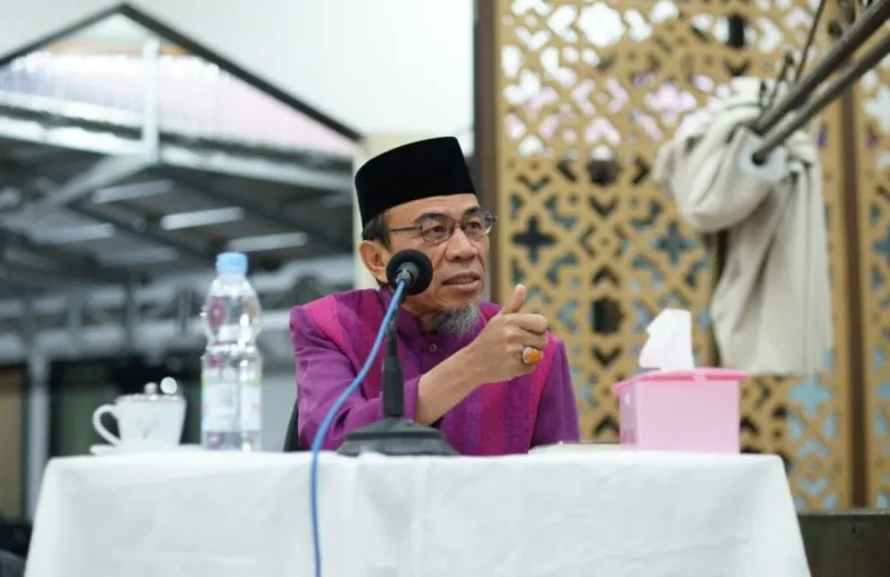 Wakil Wali Kota Padang Maigus Nasir saat ceramah Subuh Mubaraqah dalam rangka Peringatan Maulid Nabi Muhammad SAW di Masjid Al Muzzakirin, Komplek Jondul IV, Kelurahan Parupuk Tabing, Koto Tangah, Minggu (30/8/2026). (Foto: Pemko Padang)