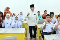 Wakil Wali Kota Padang, Maigus Nasir, meninjau pelaksanaan Program 3T bagi pelajar SMP sederajat di Masjid Al Marhamah, Jumat (31/7/2026). (Foto: Pemko Padang)