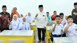 Wakil Wali Kota Padang, Maigus Nasir, meninjau pelaksanaan Program 3T bagi pelajar SMP sederajat di Masjid Al Marhamah, Jumat (31/7/2026). (Foto: Pemko Padang)