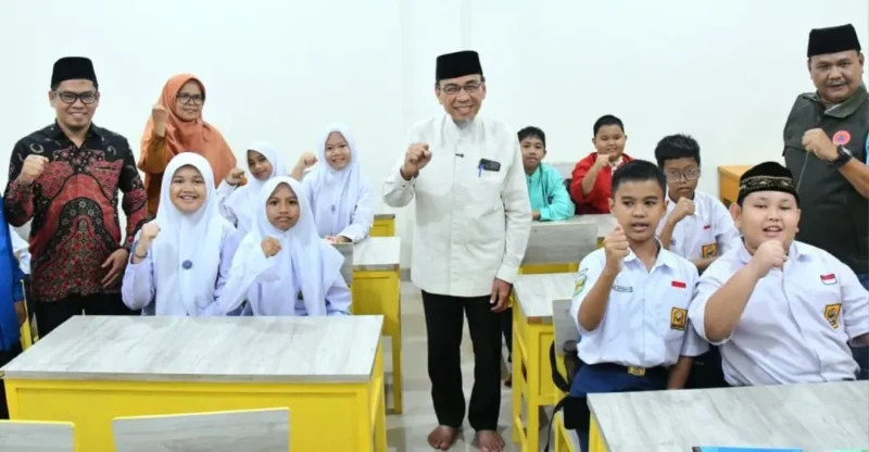 Wakil Wali Kota Padang, Maigus Nasir, meninjau pelaksanaan Program 3T bagi pelajar SMP sederajat di Masjid Al Marhamah, Jumat (31/7/2026). (Foto: Pemko Padang)