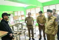 Wakil Wali Kota Padang, Maigus Nasir saat meninjau SDN 33 Rawang Barat, Selasa (4/8/2026). (Foto: Pemko Padang)