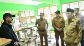 Wakil Wali Kota Padang, Maigus Nasir saat meninjau SDN 33 Rawang Barat, Selasa (4/8/2026). (Foto: Pemko Padang)