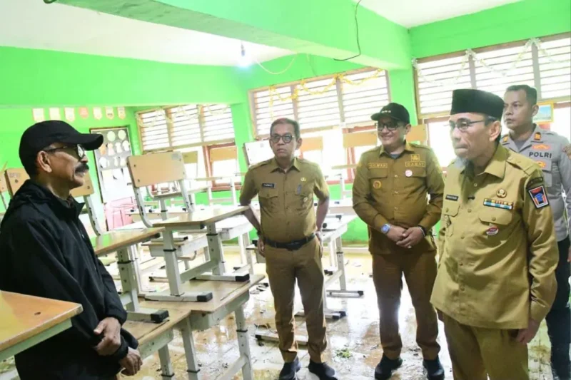 Wakil Wali Kota Padang, Maigus Nasir saat meninjau SDN 33 Rawang Barat, Selasa (4/8/2026). (Foto: Pemko Padang)