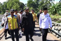 Wakil Wali Kota Padang Maigus Nasir mendampingi Anggota Komisi V DPR RI Zigo Rolanda meninjau rencana pembangunan Jembatan Kalawi di Kelurahan Limau Manis, Kecamatan Pauh. (Foto: Pemko Padang)