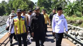 Wakil Wali Kota Padang Maigus Nasir mendampingi Anggota Komisi V DPR RI Zigo Rolanda meninjau rencana pembangunan Jembatan Kalawi di Kelurahan Limau Manis, Kecamatan Pauh. (Foto: Pemko Padang)