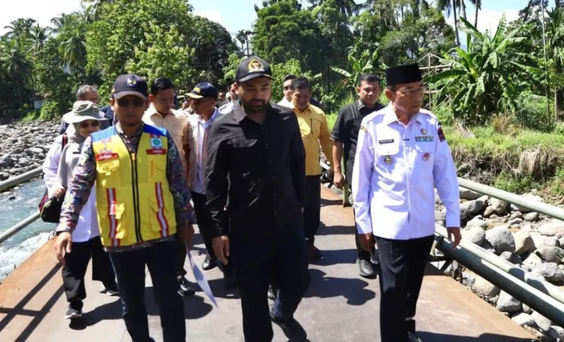 Wakil Wali Kota Padang Maigus Nasir mendampingi Anggota Komisi V DPR RI Zigo Rolanda meninjau rencana pembangunan Jembatan Kalawi di Kelurahan Limau Manis, Kecamatan Pauh. (Foto: Pemko Padang)