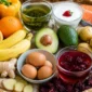 Ilustrasi makanan dan buah yang baik untuk penderita asam urat. (Foto: AI Generate)