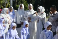Bunda PAUD Kota Padang, Dian Puspita Fadly Amran menghadiri latihan manasik haji massal anak TK se-Kota Padang yang digelar IGTKI-PGRI Padang di Lapangan RTH Imam Bonjol, Kamis (27/8/2026). (Foto: Pemko Padang)