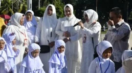 Bunda PAUD Kota Padang, Dian Puspita Fadly Amran menghadiri latihan manasik haji massal anak TK se-Kota Padang yang digelar IGTKI-PGRI Padang di Lapangan RTH Imam Bonjol, Kamis (27/8/2026). (Foto: Pemko Padang)