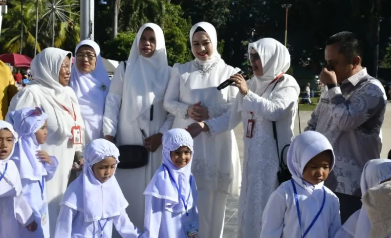 Bunda PAUD Kota Padang, Dian Puspita Fadly Amran menghadiri latihan manasik haji massal anak TK se-Kota Padang yang digelar IGTKI-PGRI Padang di Lapangan RTH Imam Bonjol, Kamis (27/8/2026). (Foto: Pemko Padang)