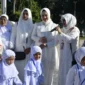 Bunda PAUD Kota Padang, Dian Puspita Fadly Amran menghadiri latihan manasik haji massal anak TK se-Kota Padang yang digelar IGTKI-PGRI Padang di Lapangan RTH Imam Bonjol, Kamis (27/8/2026). (Foto: Pemko Padang)