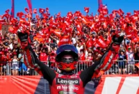 Marc Marquez merayakan kemenangannya bersama para penggemar usai balapan. (Foto: MotoGP.com)