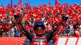 Marc Marquez merayakan kemenangannya bersama para penggemar usai balapan. (Foto: MotoGP.com)
