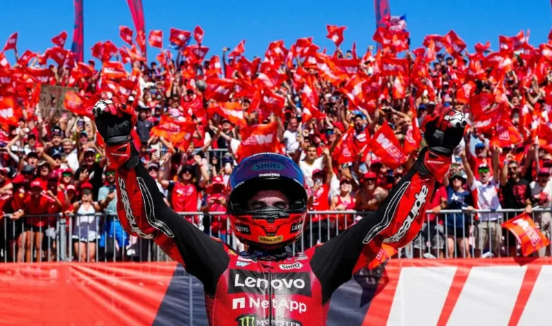 Marc Marquez merayakan kemenangannya bersama para penggemar usai balapan. (Foto: MotoGP.com)