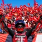 Marc Marquez merayakan kemenangannya bersama para penggemar usai balapan. (Foto: MotoGP.com)