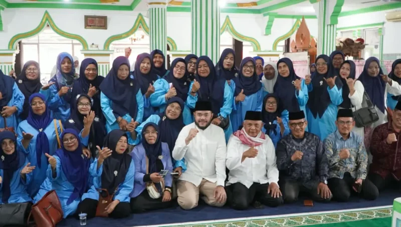 Wali Kota Padang Fadly Amran saat menghadiri peringatan Maulid Nabi Muhammad SAW yang digelar PAC Perti Padang Selatan di Masjid Raya Teluk Bayur, Selasa (25/8/2026). (Foto: Pemko Padang)