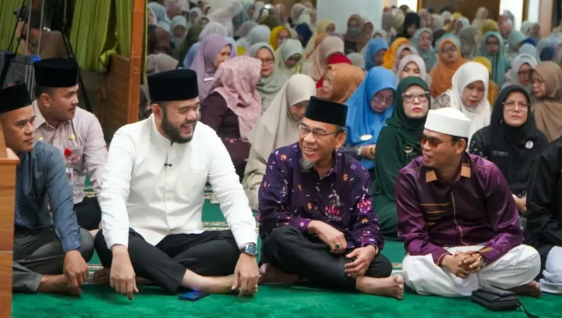 Wali Kota Padang Fadly Amran bersama Wakil Wali Kota Maigus Nasir menghadiri Wirid Bulanan Pemko Padang di Masjid Agung Nurul Iman, Jumat (28/8/2026). (Foto: Pemko Padang)