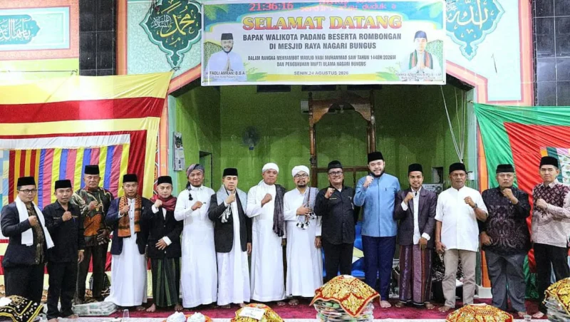 Wali Kota Padang Fadly Amran menghadiri Maulid Nabi sekaligus pengukuhan Mufti Ulama Nagari Bungus di Masjid Raya Nagari Bungus, Senin (24/8/2026). (Foto: Pemko Padang)